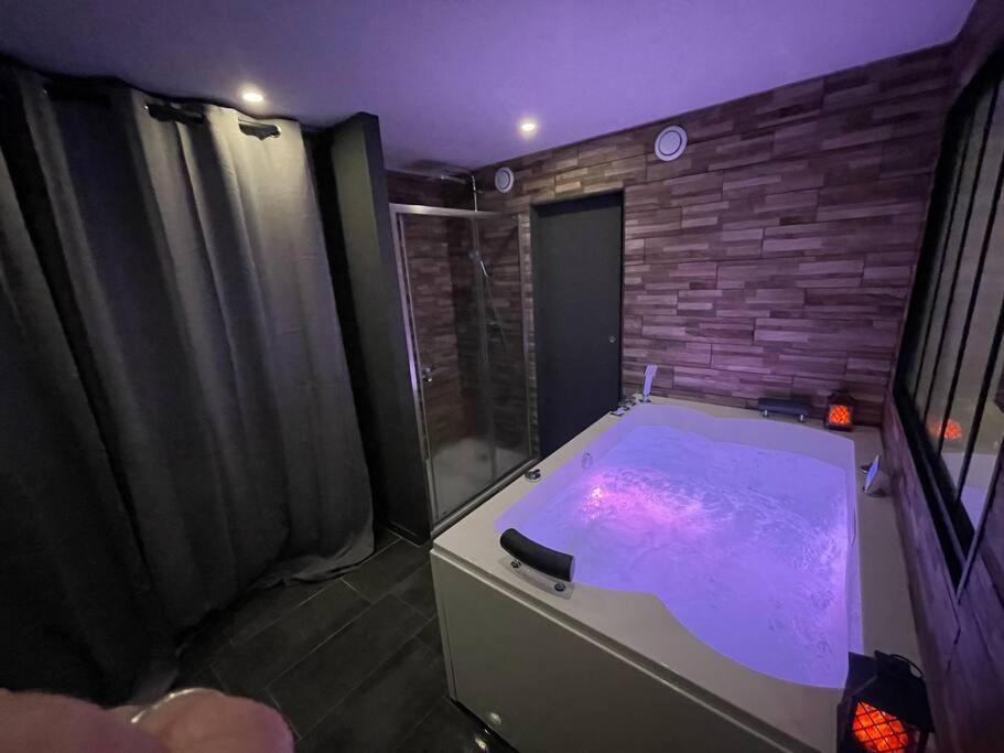 Charmante Residence De Tourisme Avec Jacuzzi Crecy-la-Chapelle ภายนอก รูปภาพ