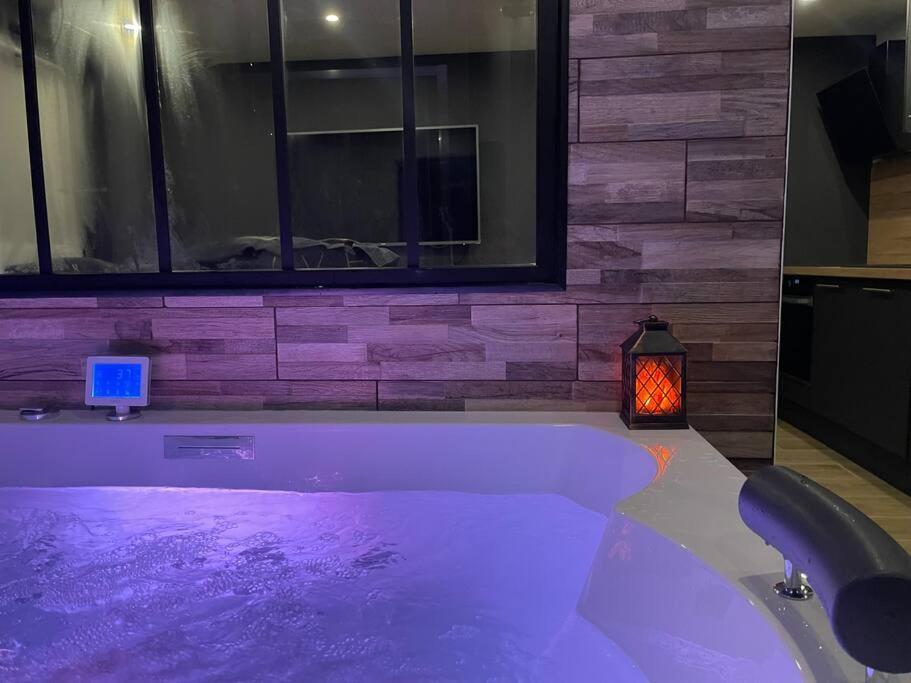 Charmante Residence De Tourisme Avec Jacuzzi Crecy-la-Chapelle ภายนอก รูปภาพ